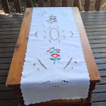 Chemin de table brodé - motif Fleur